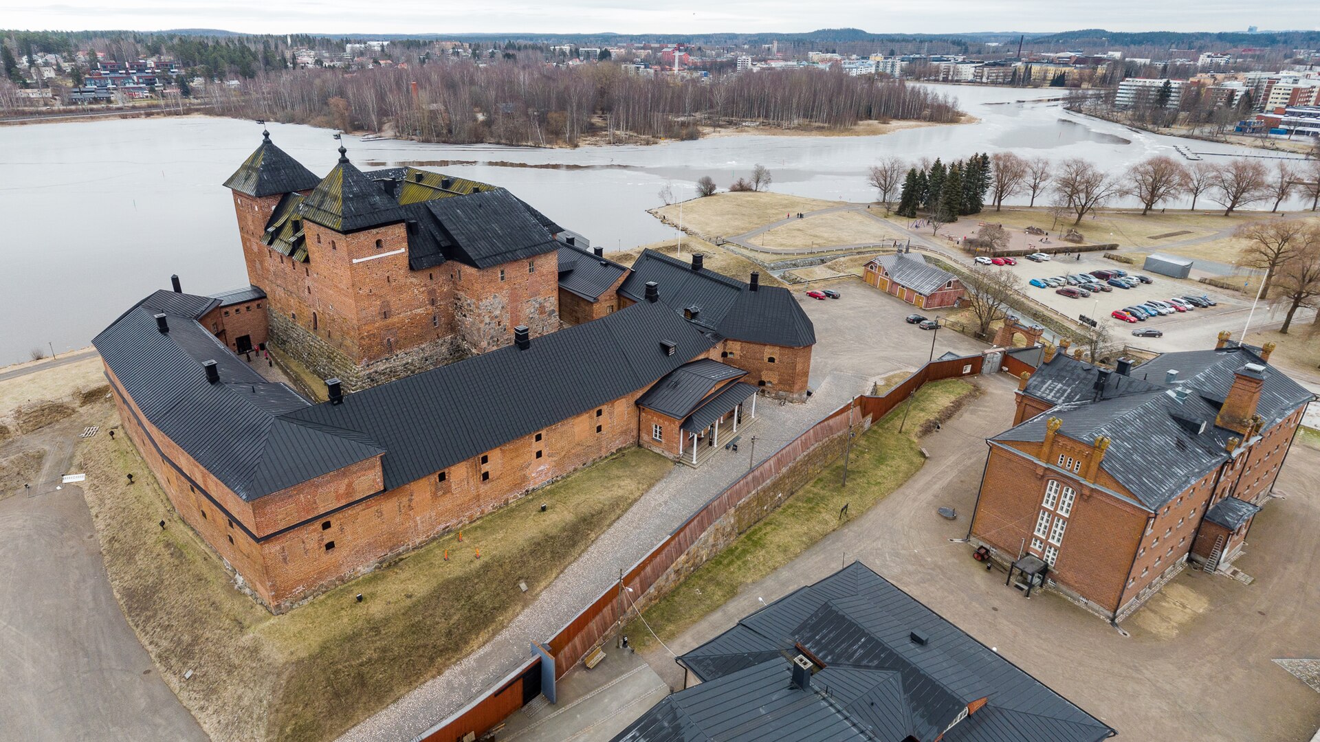 Hämeen linna Vanajaveden rannalla — tuholaiset Hämeenlinnassa