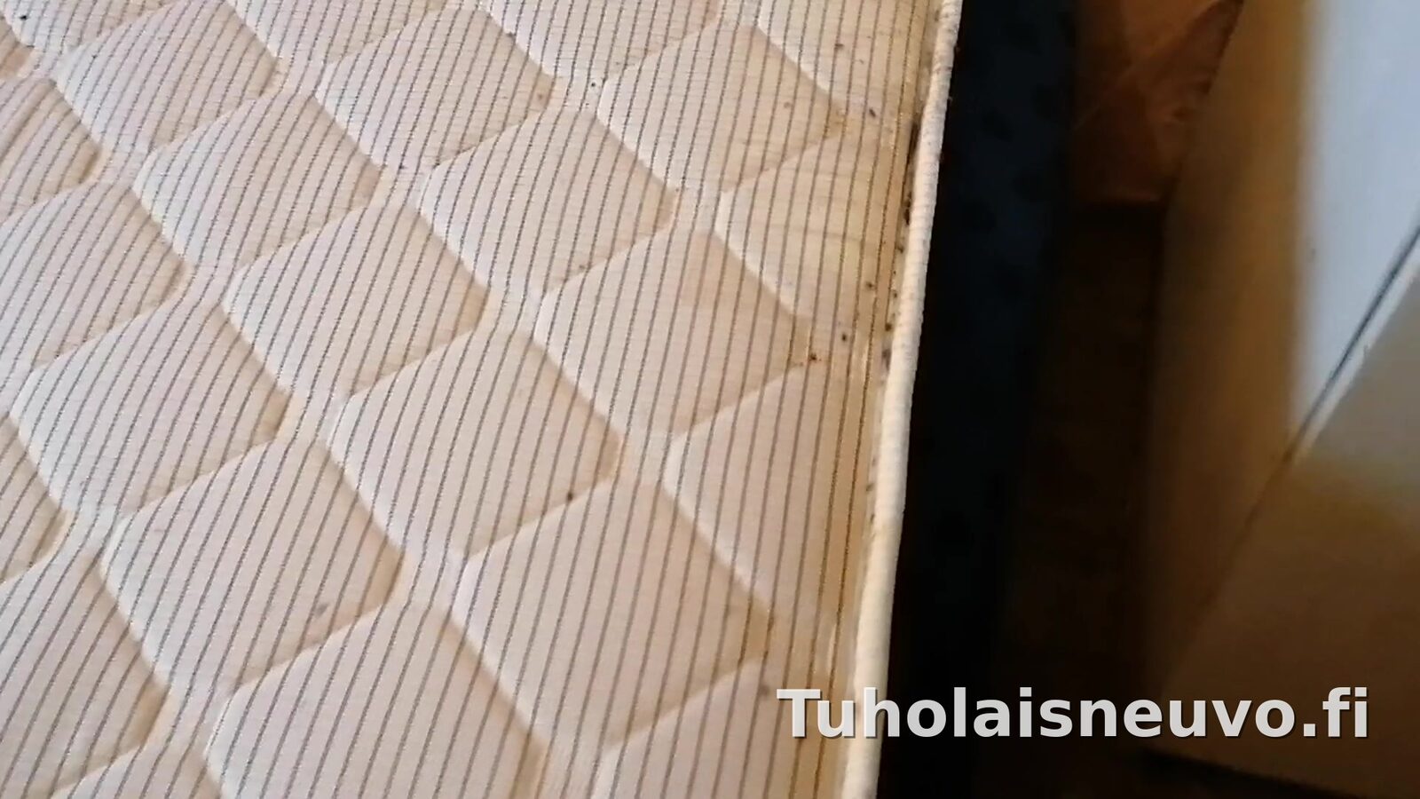 Luteen jälkiä patjan kulmassa