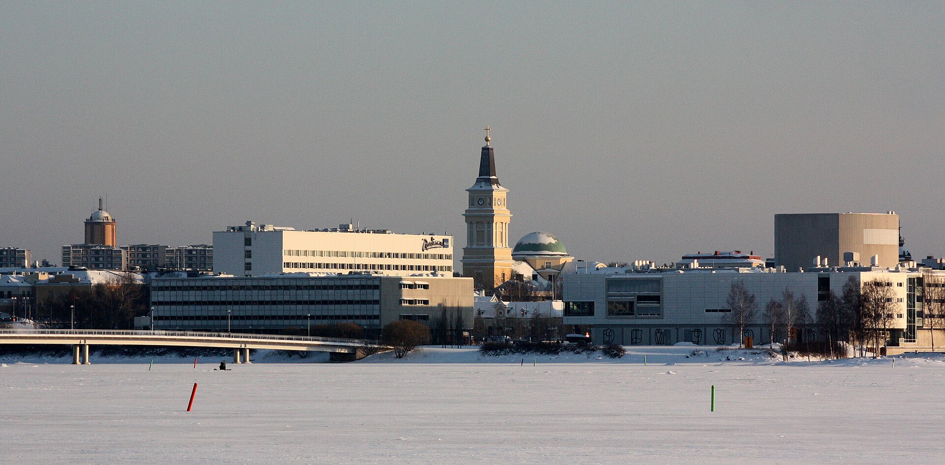 Oulun kaupunkikuva ja tuomiokirkko talvella — tuholaiset Oulussa
